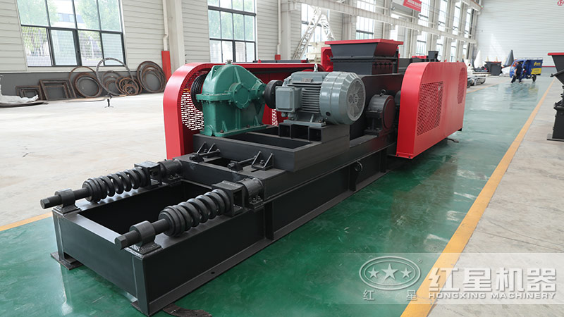 對(duì)輥制砂機(jī)車(chē)間實(shí)拍 對(duì)輥制砂機(jī)車(chē)間實(shí)拍