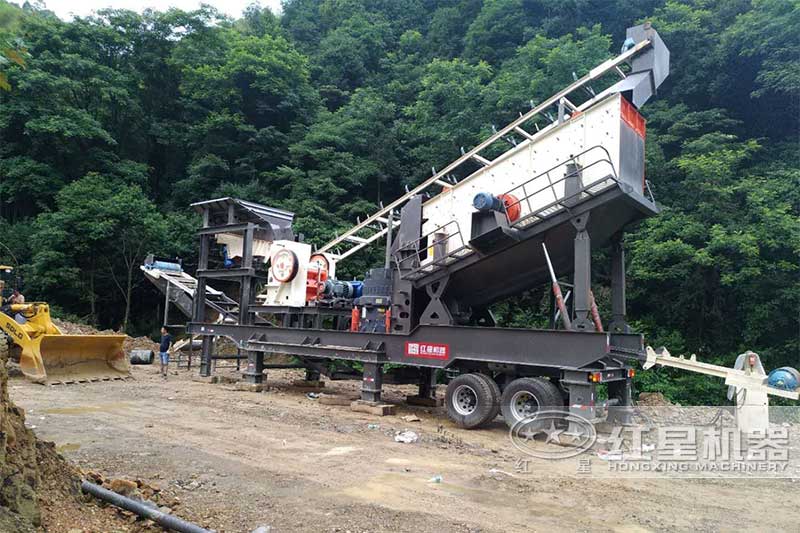 菲律賓輪胎移動(dòng)破碎篩分站設(shè)備現(xiàn)場(chǎng) 菲律賓輪胎移動(dòng)破碎篩分站設(shè)備現(xiàn)場(chǎng)