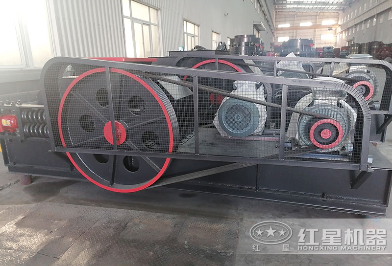 對(duì)輥制砂機(jī)車(chē)間近景實(shí)拍 對(duì)輥制砂機(jī)車(chē)間近景實(shí)拍