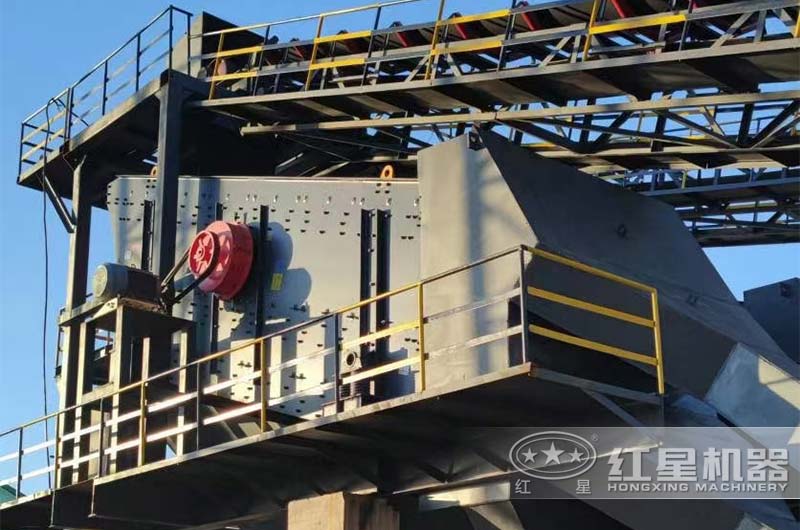 振動(dòng)篩分機(jī)現(xiàn)場(chǎng) 振動(dòng)篩分機(jī)現(xiàn)場(chǎng)