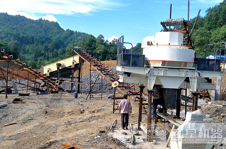 沖擊式制砂機現(xiàn)場作業(yè)圖